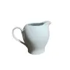 Foto de um(a) Cremeira Porcelana Branca, Década de 1970, da categoria de Cremeiras. Cremeira em porcelana branca lisa, década de 1970 sem marca do fabricante A: 9,5cm L alça até o bico: 12cm D: 8,5cm. Vendido no marketplace Trésors.
