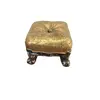 Foto de um(a) Banco Miniatura anos 90, da categoria de Modelos e estatuetas. Miniatura de banco com um botão ao centro, em cimento com folheação em ouro e prata, década de 1990 A: 7 cm L: 9 cm P: 9 cm... Vendido no marketplace Trésors.