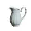 Foto de um(a) Cremeira Porcelana Branca, Década de 1980, da categoria de Cremeiras. Cremeira em porcelana branca canelada, década de 1980 sem marca do fabricante A: 12,5cm L alça até o bico: 11cm D: 7cm. Vendido no marketplace Trésors.