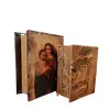 Foto de um(a) Livros Caixas Madona 80'S, da categoria de Cestos e Caixas. Caixa livro madona em madeira, década de 1990 h: 20 cm l: 15,5 cm p: 7 cm caixa livro book em madeira, década de 1980. Abre... Vendido no marketplace Trésors.