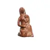 Foto de um(a) Escultura Women Cerâmica e Granito, da categoria de Escultura. Escultura em cerâmica com pátina terracota e com base de granito. A: 12,7 cm / L: 6 cm / P: 8 cm / peso: 567 g. Vendido no marketplace Trésors.