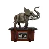 Foto de um(a) Caixa Container Elefante, Década de 1940, da categoria de Cestos e Caixas. Contêiner elefante: caixa de madeira com tampa de elefante em compensado com corte computadorizado com pátina bronze... Vendido no marketplace Trésors.