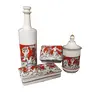 Foto de um(a) Objetos de Toucador em Porcelana Porbras, Década de 1960, da categoria de Outros colecionáveis. Objetos de toucador composto por porta jóias, saboneteira, porta algodão e um frasco de água de colônia. Em porcelana branca... Vendido no marketplace Trésors.