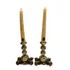 Foto de um(a) Par de Castiçais Indiano em Resina, da categoria de Castiçais. Par de castiçais latão polido indianos com base em resina com detalhes em dourado. **não acompanham as velas**A: 5 cm /... Vendido no marketplace Trésors.