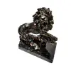 Foto de um(a) Escultura Leão Resina Italiana Anos 2000, da categoria de Escultura. Leão de resina italiana com pátina bronze com um leve azinhavrado e base em granito, década de 2000 peça única pelo designer... Vendido no marketplace Trésors.