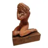 Foto de um(a) Escultura em Terracota, Artista Dante Castelani, 1995, da categoria de Escultura. Escultura em terracota tendo como tema figura feminina com base emmadeira. Artista é dante castelani datada de 1995,... Vendido no marketplace Trésors.