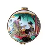 Foto de um(a) Porta Jóias Japanese Anos 90, da categoria de Porta-Jóias. Porta jóias em porcelana policromada com japonesas e fecho em latão oxidado, década de 1990 A: 2,5 cm Diâmetro: 6 cm peso:... Vendido no marketplace Trésors.
