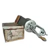 Foto de um(a) Máquina de Ralar Queijo 40'S, da categoria de Outros colecionáveis. Máquina de ralar queijo da marca yara, década de 1940, na embalagem original.A 30 cm / L 10 cm / P 19 cm / peso: 1,320 g. Vendido no marketplace Trésors.