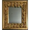 Foto de um(a) Espelho Anjinhos Dourados Anos 2000, da categoria de Espelhos. Moldura em madeira dourada e passe-partout com 22 baby anjos em resina também em dourado. Espelho original da moldura,... Vendido no marketplace Trésors.