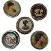 Foto de um(a) Latas Mulheres, da categoria de Organizadores. Latas customizadas e únicas em metal prateado, motivo mulheres de diversas épocas Medidas: 4,7cm de diâmetro e 1,3cm de... Vendido no marketplace Trésors.