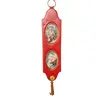 Foto de um(a) Peça Decorativa de Parede com Cenas Galante, Década de 1960, da categoria de Objetos de parede esculturais. Peça decorativa de parede ainda com a embalagem original, com gravuras galantes policromadas, em vinil e metal com tassel... Vendido no marketplace Trésors.