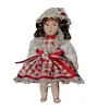 Foto de um(a) Bonequinha de Porcelana, Década de 1990, da categoria de Bonecas. Pequena boneca de porcelana com vestimentas original. Peça colecionável dos anos 1990. A: 12,5 cm L: 5 cm P: 3,5 cm peso:... Vendido no marketplace Trésors.