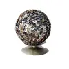Foto de um(a) Bola Madrepérolas, Década de 1960, da categoria de Outros objetos decorativos. Bola revestida com botões em madrepérola dos anos 1960 com base em latão e patina bronze. Diâmetro: 10,7 cm peso: 397 g. Vendido no marketplace Trésors.