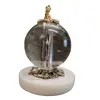 Foto de um(a) Bola de Cristal Decorativa, Década de 2000, da categoria de Outros objetos decorativos. Bola de cristal decorativa com base em mármore branco e ferragens em latão. Para completar, um yorkshire terrier dourado no... Vendido no marketplace Trésors.