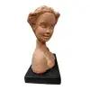 Foto de um(a) Busto Feminino anos 2000, da categoria de Escultura. Busto feminino em técnica mista com pátina terracota e base em granito ebanizado, década de 2000 peça única pelo designer... Vendido no marketplace Trésors.
