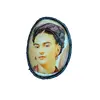 Foto de um(a) Broche Frida Kahlo, da categoria de Outros colecionáveis. Broche personalizado a partir de lentes de vidro com borda em camurça, com imagem de frida kahlo peça única pelo designer... Vendido no marketplace Trésors.