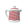 Foto de um(a) Bule em Porcelana Xadrez Branca e Vermelha, Germer, Década de 1980, da categoria de Bules. Bule em porcelana branca com estampa xadrez vermelha e branca, marca brasileira germer, década de 1980. A: 15,5 cm /... Vendido no marketplace Trésors.