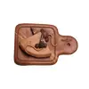 Foto de um(a) Escultura Ratinhos No Queijo, Cerâmica, da categoria de Escultura. Escultura em cerâmica assinada. Tábua de queijo com gatinhos comendo queijo. A: 6 cm L: 14 cm P: 8,5 cm peso: 216 g. Vendido no marketplace Trésors.