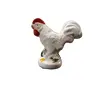 Foto de um(a) Galo em Porcelana Branca, Década de 1960, da categoria de Modelos e estatuetas. Galo em porcelana branca com policromia nos detalhes. Sem marca do fabricante, década de 1960. A: 10 / L: 5 cm / P: 11 cm... Vendido no marketplace Trésors.