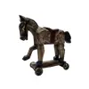 Foto de um(a) Cavalo em Madeira com Rodinhas, Década de 1970, da categoria de Brinquedos de puxar. Cavalo com rodinhas, esculpido em madeira. Rodinhas de madeira com parte interna em metal. Com envelhecimento natural década... Vendido no marketplace Trésors.