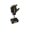 Foto de um(a) Escultura Mão, Década de 2000, da categoria de Escultura. Escultura de mão em resina com haste em latão e base em madeira ebanizada e apliques com pés em latão. Peça única pelo... Vendido no marketplace Trésors.