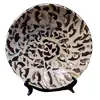 Foto de um(a) Prato Tailandês Decorativo em Resina, Década de 1990, da categoria de Pratos Decorativos. Prato fundo de resina com incrustações de abalone, decorativo e feito na tailândia na década de 1990. Diâmetro: 20 cm / A:... Vendido no marketplace Trésors.