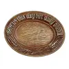 Foto de um(a) Prato Oval Vintage, Estilo Madeira, Procedência Estadunidense, da categoria de Pratos Decorativos. Prato oval com imitação de madeira em relevo. Desenhos e letras também "dê-nos este nosso pão diário" feito de um tipo de... Vendido no marketplace Trésors.