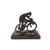 Foto de um(a) Escultura O Ciclista em Resina e Imbuia, Década de 1980, da categoria de Escultura. O ciclista: escultura em resina com pátina bronze envelhecido, base em imbuia. Década de 1980 não apresenta registro do... Vendido no marketplace Trésors.