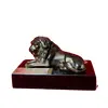 Foto de um(a) Troféu Leão do Ano, 71/72, da categoria de Escultura. Troféu Lions 1971/1972 - Leão do Ano. Em bronze com base de granito preto. A: 7 cm / L: 12 cm / P: 7,4 cm peso: 738 g. Vendido no marketplace Trésors.