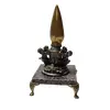 Foto de um(a) Escultura de Mesa Ponta de Lança e Anjos, Peça Única, Década de 2000, da categoria de Escultura. Escultura de mesa: ponta de lança em latão polido segurada por anjos de resina com pátina bronze oxidada, base em granito... Vendido no marketplace Trésors.