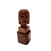 Foto de um(a) Escultura em Pedra de Gres, Década de 1990, da categoria de Escultura. Escultura de mesa em pedra de gres com base em cedro. Decada de 1990. Peça única. A: 14 cm / L: 5,5 cm / P: 5,5 cm / peso:... Vendido no marketplace Trésors.