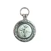 Foto de um(a) Medalha de Berço Anjo da Guarda em Latão Espessurado em Prata, Década de 1950, da categoria de Objetos religiosos e espirituais. Medalha de berço anjo da guarda, em latão espessurado em prata, anos 1950. Diâmetro: 6,2 cm A: 9,8 cm Peso: 62 g. Vendido no marketplace Trésors.