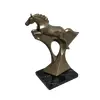 Foto de um(a) Escultura Equina em Poliresina, Peça Única, Década de 2000, da categoria de Escultura. Escultura equina em poliresina italiana com pátina bronze, base em madeira marmorizada. Peça única pelo designer marcelus... Vendido no marketplace Trésors.