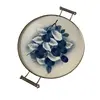 Foto de um(a) Antiga Bandeja Art Deco Majólica Faiança Alemã Azul Borrão, da categoria de Bandejas. Antiga e rara bandeja de majólica alemã, armação em metal prateado. Linda decoração branco e azul borrão. Período Art Deco.... Vendido no marketplace Trésors.