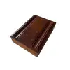 Foto de um(a) Antiga Caixa Decorativa Cigarreira Em Madeira E Bronze, da categoria de Cigarreiras e piteiras. Antiga caixa decorativa ou cigarreira artística em madeira com a tampa com decoração floral em bronze.Medidas 4 x 15 x 11cm. Vendido no marketplace Trésors.