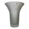Foto de um(a) Antigo Lindo Vaso Art Deco Vidro Artístico Satiné Francês, da categoria de Vasos. Antigo e lindo vaso francês em vidro artístico ricamente moldado e prensado, trabalho feito a ácido, com folhas e frutos em... Vendido no marketplace Trésors.