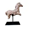 Foto de um(a) Escultura Equina Fragmentada, da categoria de Escultura. Escultura equina fragmentada: técnica mista com pátina terracota envelhecida e base em ferro ebanizada. Peca única pelo... Vendido no marketplace Trésors.