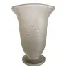 Foto de um(a) Antigo Vaso Art Deco Francês Em Vidro Artístico Satiné, da categoria de Vasos. Lindo vaso francês em vidro artístico satiné moule pressed, ricamente prensado e moldado a ácido com flores em relevo. Art... Vendido no marketplace Trésors.