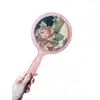 Foto de um(a) Espelho Gobelin Anos 90, da categoria de Espelhos. Espelho de mão em acrílico fosco na cor rosa com estampa em tecido gobelin francês, década de 1990 peça única pelo designer... Vendido no marketplace Trésors.