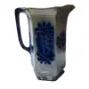 Foto de um(a) Jarra Borrão Azul Cobalto, Cerâmica Germany, da categoria de Garrafas, potes e jarros. Jarra borrão com a tradicional estampa floral em azul cobalto e fundo em tons de azulejos e cinza. Fabricada pela fábrica de... Vendido no marketplace Trésors.