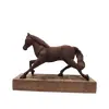 Foto de um(a) Escultura Equina. Mr, da categoria de Escultura. Cavalo em técnica mista com camada de resina líquida e pátina na cor madeira, base em made de demolição. Peça única pelo... Vendido no marketplace Trésors.