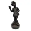 Foto de um(a) Escultura Caricata Velho Dentista, da categoria de Escultura. Escultura caricatura de um velho dentista com boticão na mão e tudo. Feito em resina com pátina oxidada e base de pedra... Vendido no marketplace Trésors.