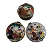 Foto de um(a) Combo com Três Caixas em Porcelana Estampa Cenas Japonesas, Década de 1980, da categoria de Cestos e Caixas. Combo com três caixas em porcelana. Estampas com cenas japonesas, gueixas e flores. Fecho dourado e contorno da caixa com... Vendido no marketplace Trésors.