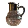 Foto de um(a) Antiga Rara Grande Jarra Refresqueira Art Deco Cristal E Wmf, da categoria de Jarros. WMF. Antiga e grande jarra refresqueira em cristal alemão ricamente lapidado à mão, bocal e alça em metal prateado da famosa... Vendido no marketplace Trésors.