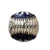 Foto de um(a) Bola de Baseball Yankees, New York, Colecionável, da categoria de Memorabilia de esportes. Colecionável bola de baseball ny yankees. Collector series. Diâmetro: 7 cm peso: 155 g. Vendido no marketplace Trésors.