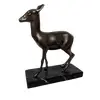 Foto de um(a) Escultura Cervo em Bronze, da categoria de Escultura. Cervo em bronze com base em madeira marmorizada, década de 1930. A: 24cm / P: 6cm / L: 19cm Base: 21 x 9 x 2cm. Vendido no marketplace Trésors.