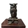 Foto de um(a) Coruja Bronze Anos 80, da categoria de Escultura. Coruja em broze com base em imbuia. A: 12,7 cm / L: 5,6 cm / P: 5,6 cm Base: 12,5 x 10 x 1,5 cm Peso: 521 g. Vendido no marketplace Trésors.