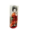 Foto de um(a) Pequena Gueixa Japonesa, Década de 1960, da categoria de Modelos e estatuetas. Pequena gueixa com seu quimono original dos anos 1960. Ainda com a embalagem. A: 12 cm / Diâmetro: 4,6 cm / Peso: 38 g. Vendido no marketplace Trésors.