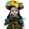 Foto de um(a) Boneca de Porcelana Girassol, Década de 1990, da categoria de Bonecas. Boneca de porcelana vestida de camponesa com chapéu de palha e girassol compondo com o vestido, década de 1990. Não tem... Vendido no marketplace Trésors.