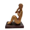Foto de um(a) Escultura Feminina em Terracota, Década de 1980, da categoria de Escultura. Escultura feminina em terracota com base em madeira, década de 1980 sem registro do autor - produzido na escola de cerâmica... Vendido no marketplace Trésors.